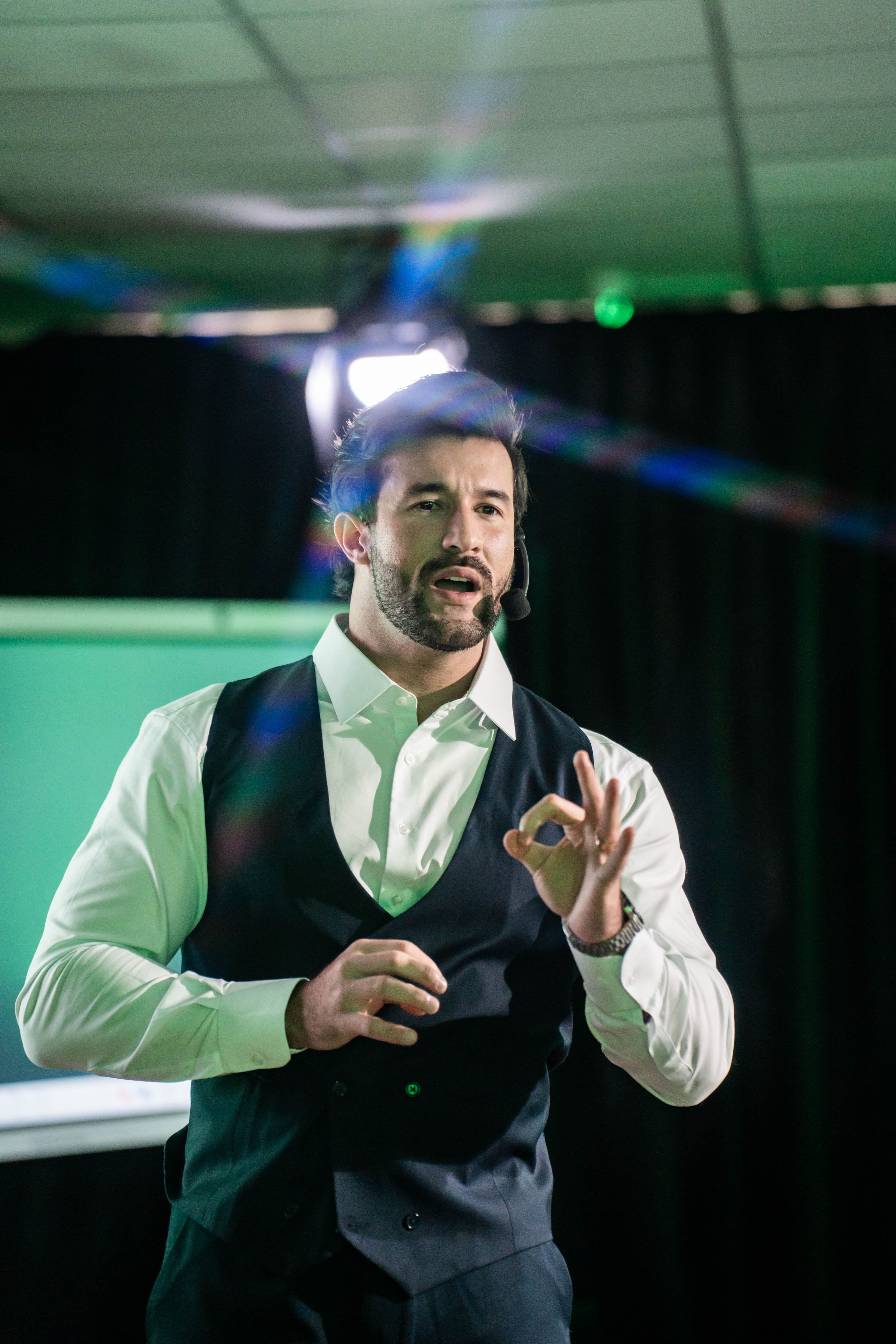 Renan Reczigel durante uma palestra