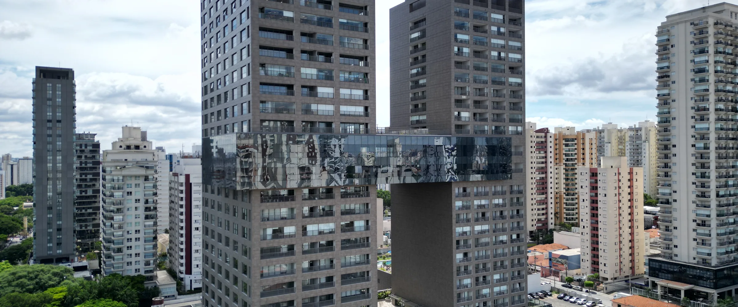 Torres do Almagah no Eixo Platina, com o painel de arte na passarela que as liga