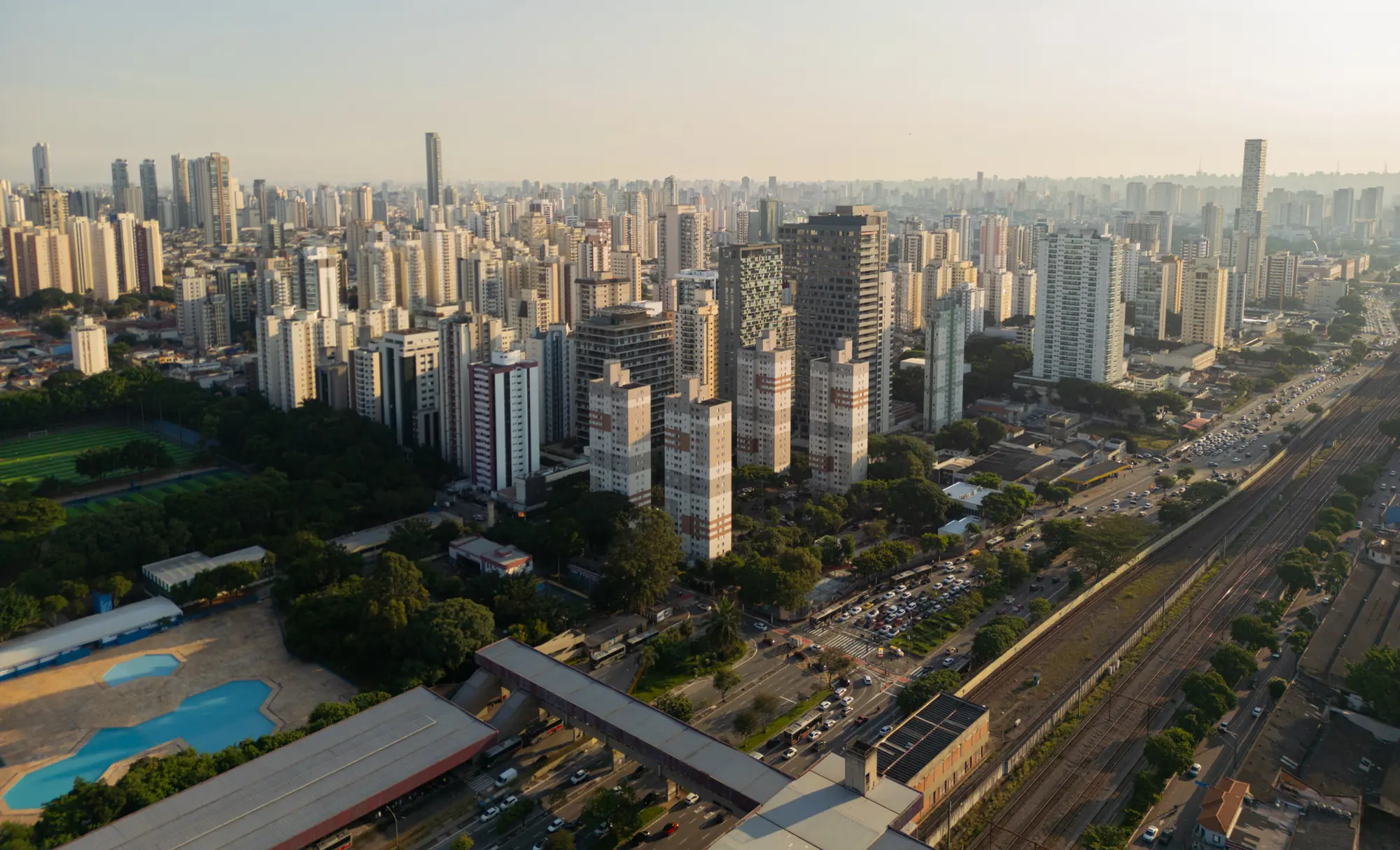 Vista aérea do Eixo Platina e da Região Leste de São Paulo no fim da tarde